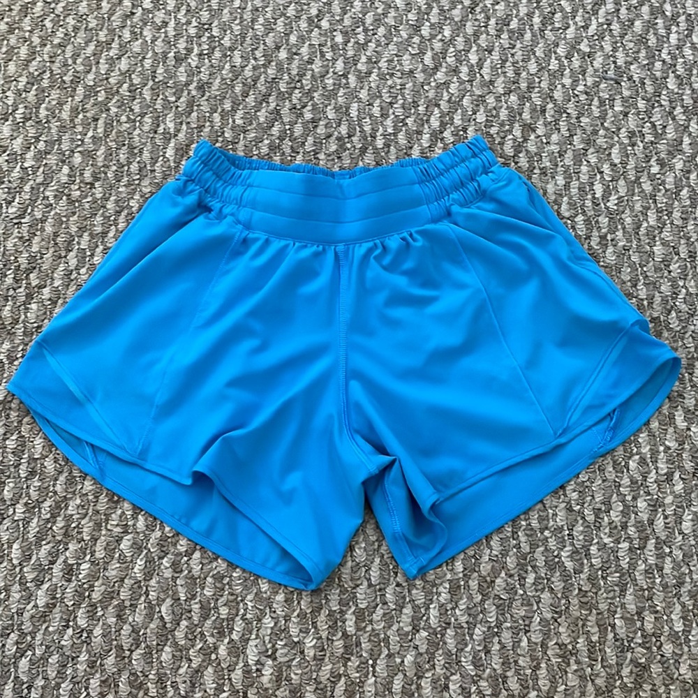 lululemon 4 inch low rise hotty hots in blue nile size 4